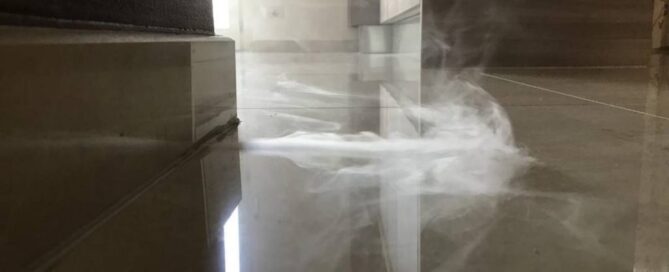 Acquatutis esegue test con generatore di fumo per ricerca miasmi e verifica tenuta colonne di scarico in edificio per la ricerca delle esalazioni di miasmi