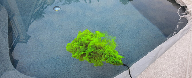 Test con traccianti fluorescenti per individuare infiltrazioni d’acqua in piscina