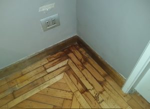 Il ponte termico genera condensazione e quindi umidità sul parquet