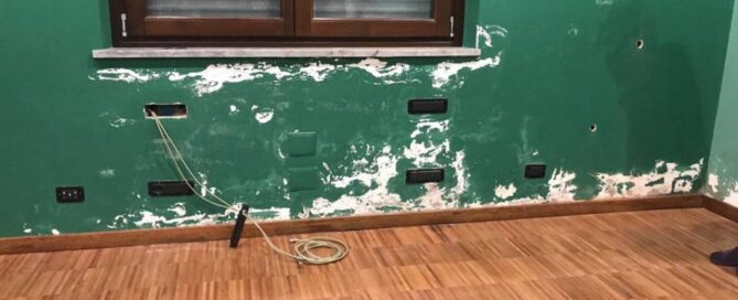 Umidità dovuta ad un'infiltrazione d'acqua proveniente dalla scala appoggiata alla parete esterna