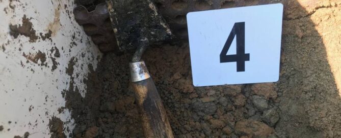 Distacco del risvolto verticale "a scendere" e infiltrazioni