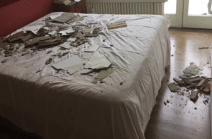 Calcinacci caduti sul letto.